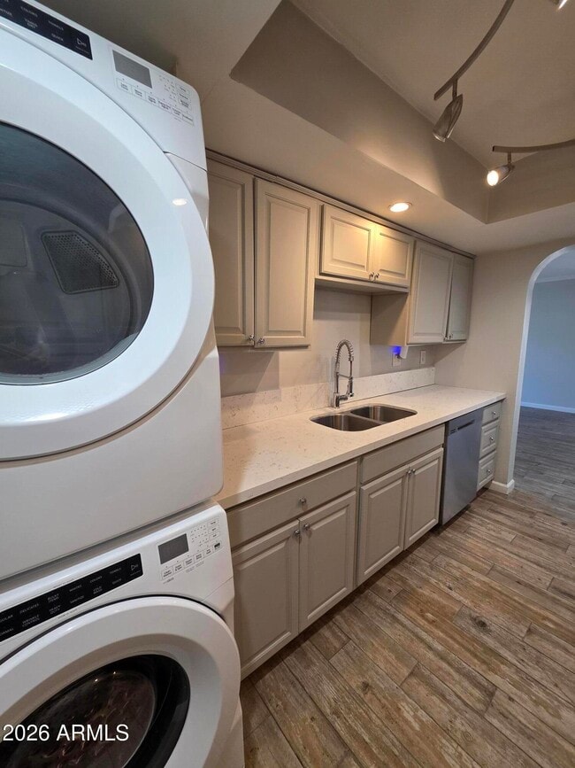 Building Photo - 10444 N 69th St Unit 127