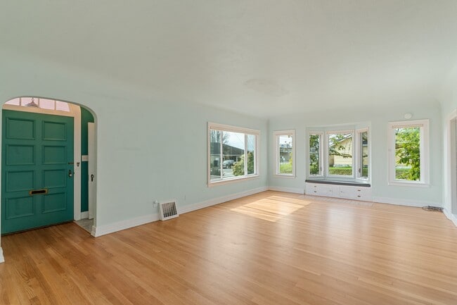 Photo - 404 Pioneer Ave E