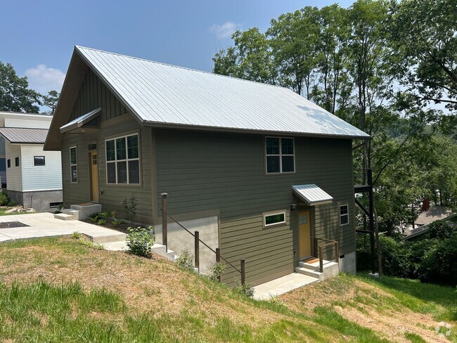 Building Photo - West AVL - 1/1 Like New Duplex Rental