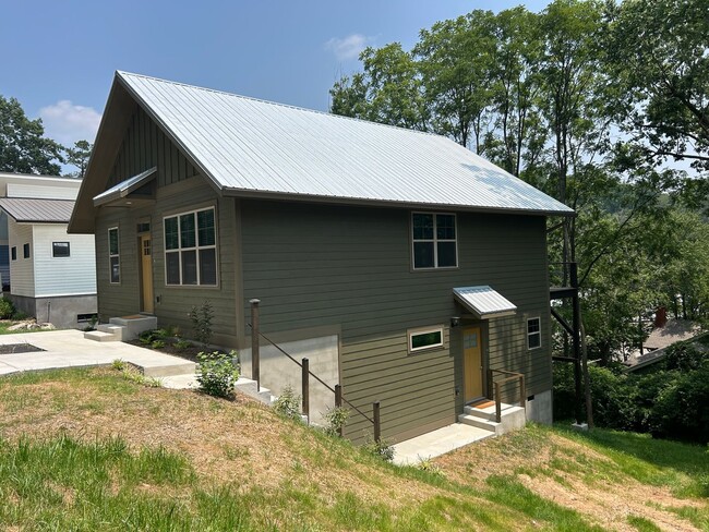 West AVL - 1/1 Like New Duplex - West AVL - 1/1 Like New Duplex House