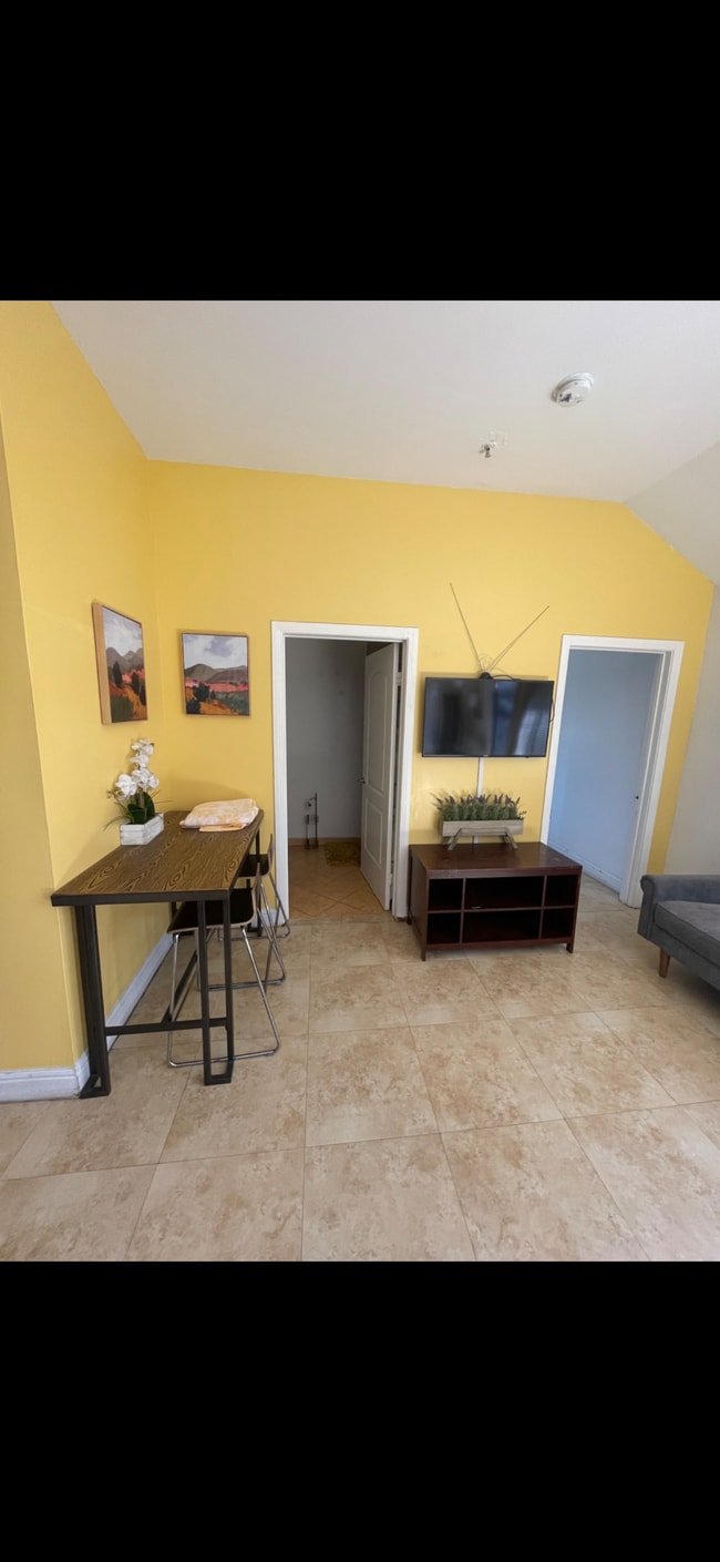 Photo - 2425 Hunter St Unit 0