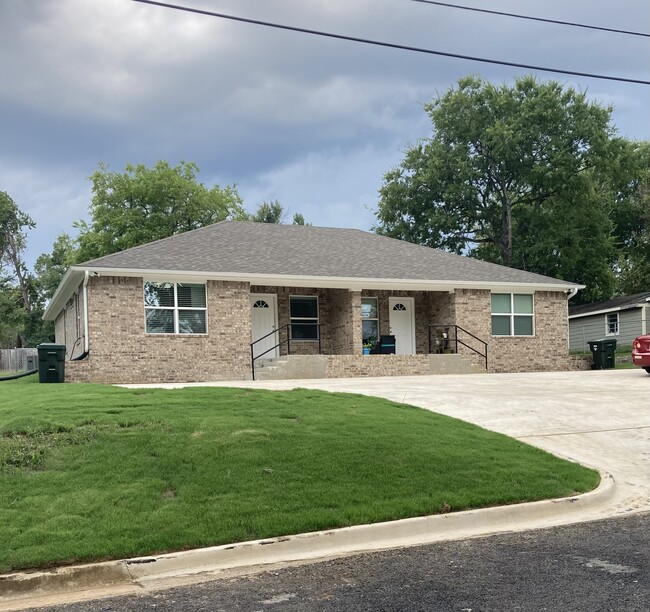 Building Photo - 1004 S Porter Ave