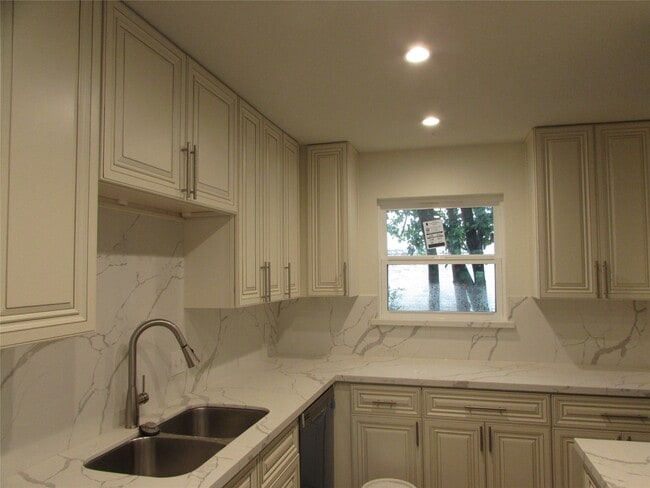 Building Photo - 201 Vanderpool Ln Unit 26