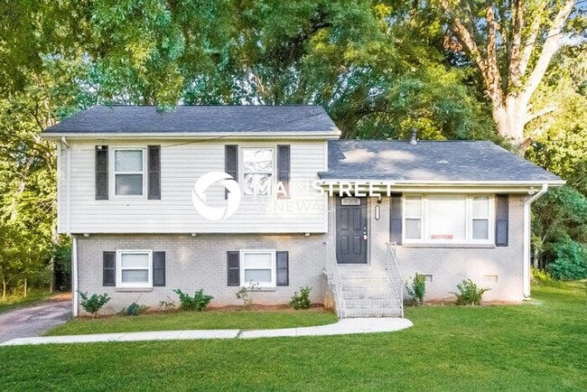Photo - 4 Bedroom Pet-Friendly Home in Charlotte, NC with Main Street Renewal