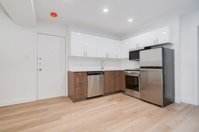 Building Photo - 2707 Yonge St Unit 209