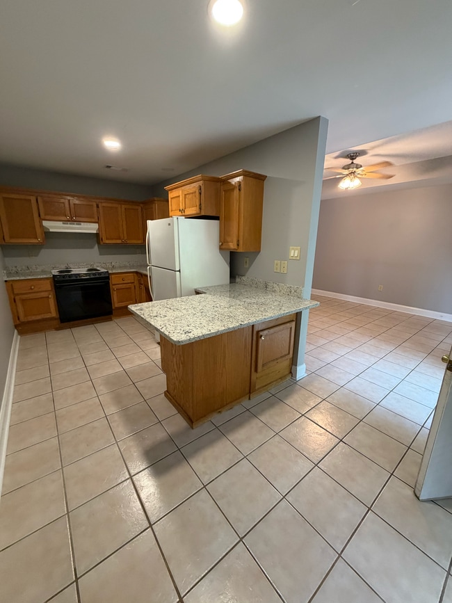 Building Photo - Crystal Lake Apartments Unit 30