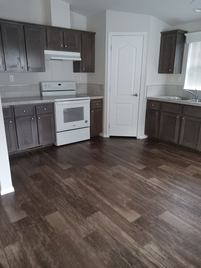 Photo - 47719 Fairyglen -3 bedroom / 2 Bath in Oakridge