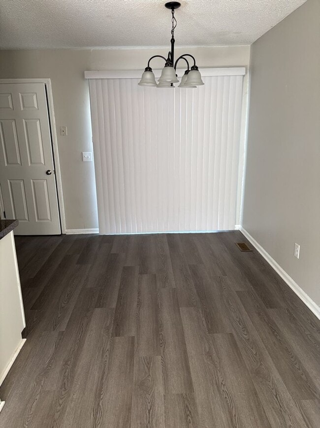 Photo - Ready To View!!! Great Location!!!! Just minutes from the airport!