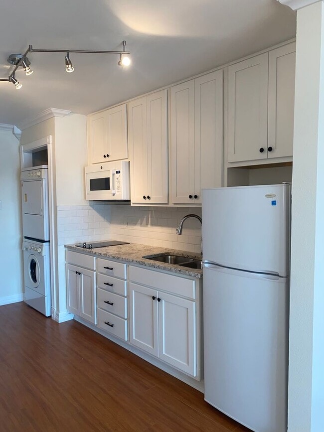 Photo - STUDIO CONDO WITH A MILLION DOLLAR LAKE VIEW Unidad 214