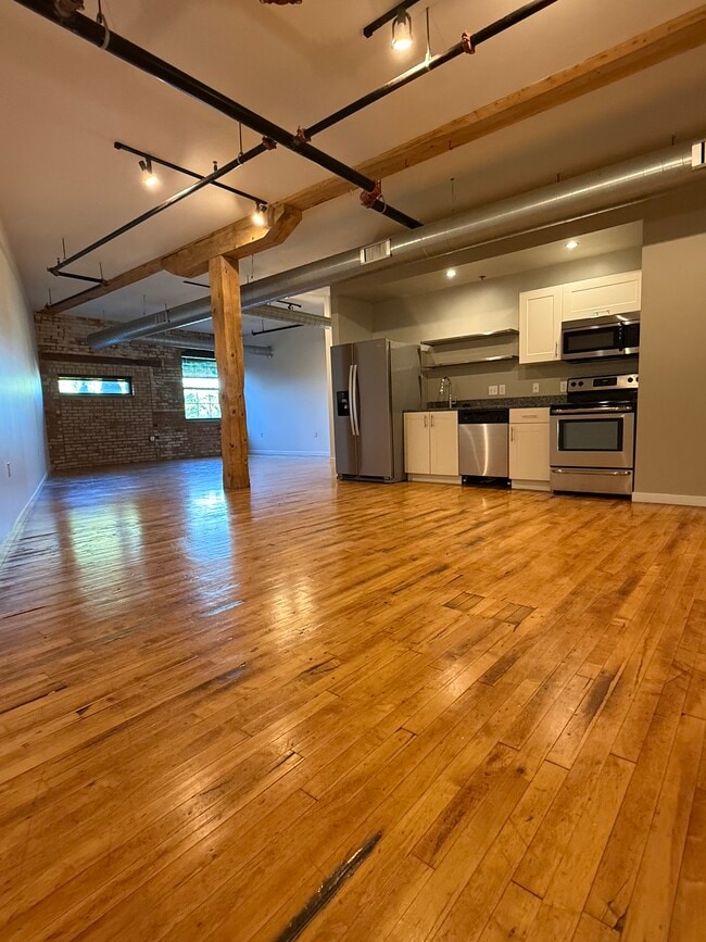 Building Photo - 148 S River Ave Unit 103