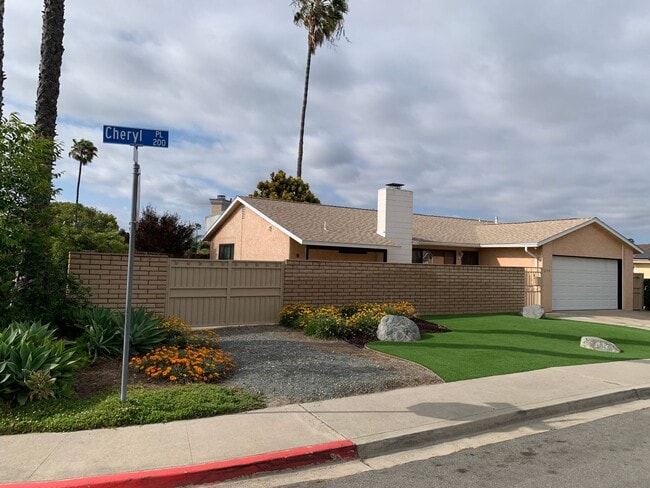 Building Photo - Spacious Mid Century VIEW Home