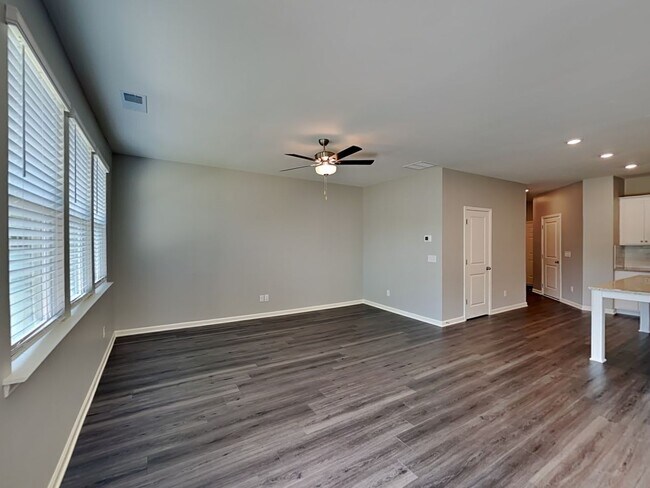 Photo - 206 Webster Cir