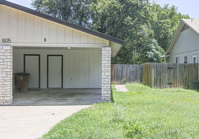 Building Photo - 805 Sirocco Dr Unit B