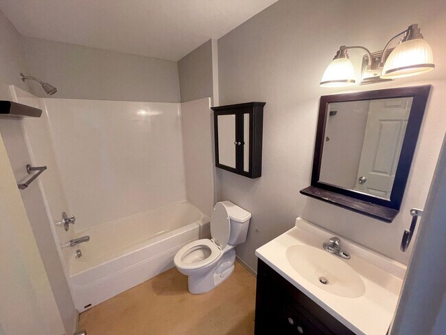 Photo - Great 6 bed, 6 bath Duplex Unit in North Portland with Laundry, Patio