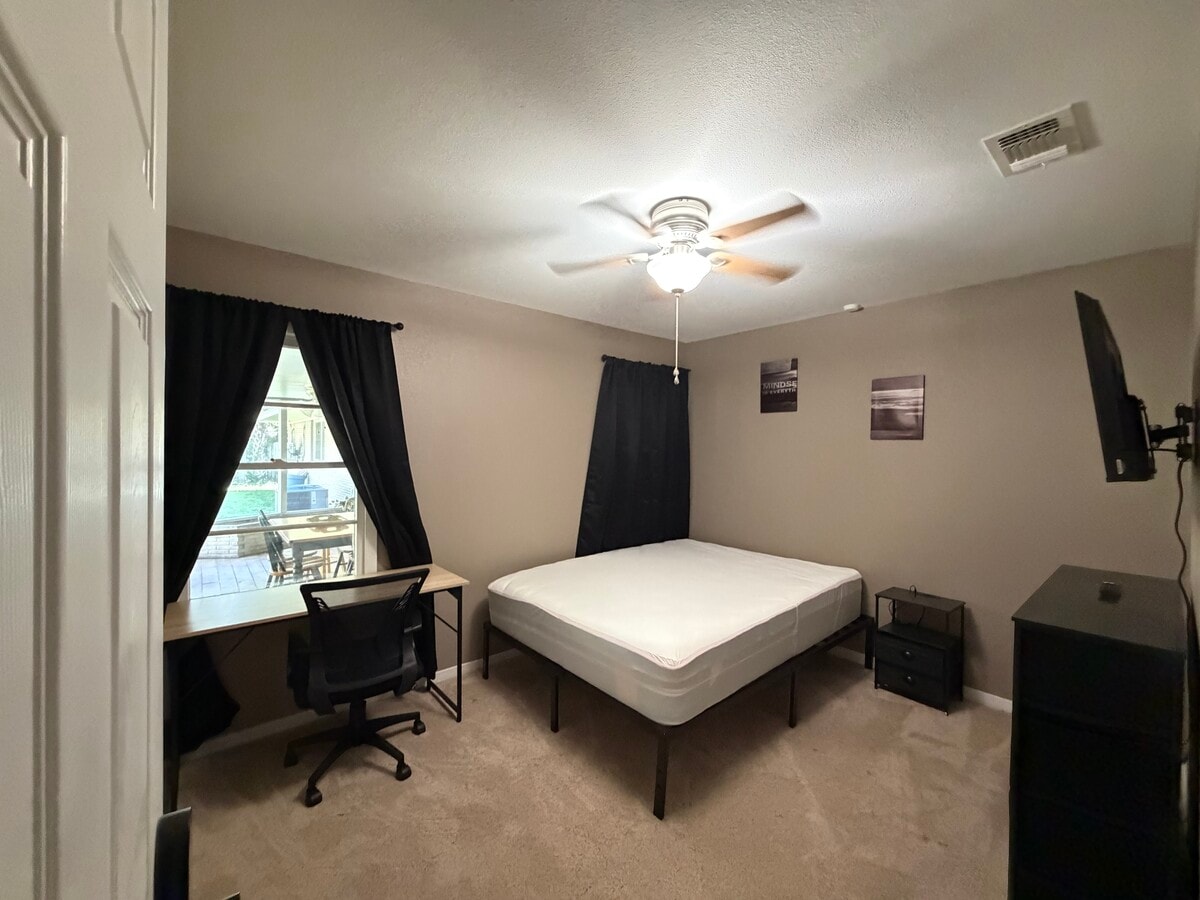 Photo - 2101 College Dr