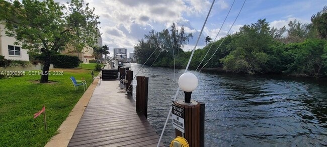 Building Photo - 1340 NE 28th Ave Unit 129