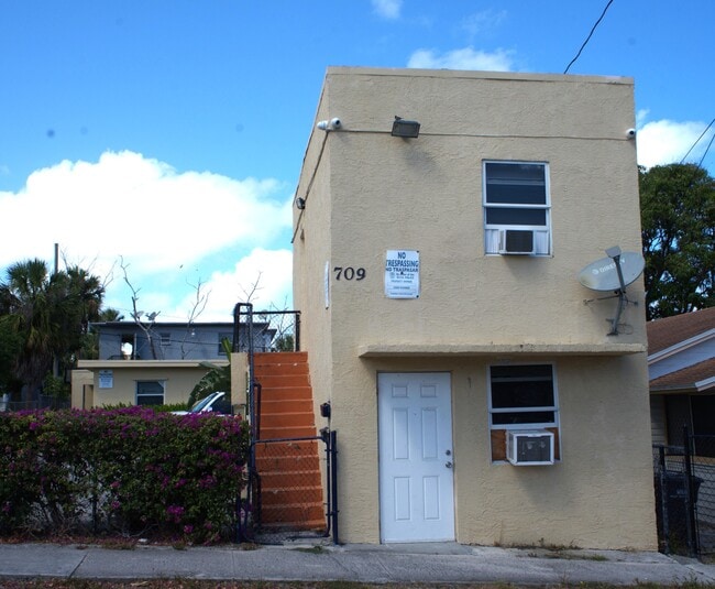 Building Photo - 709 6th St Unit 3