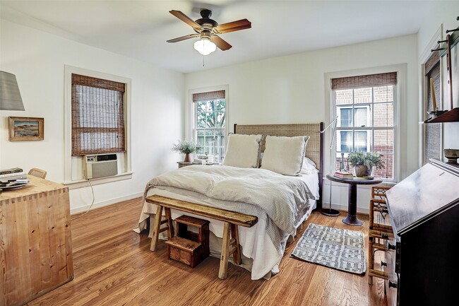 Photo - 2112 Banks St