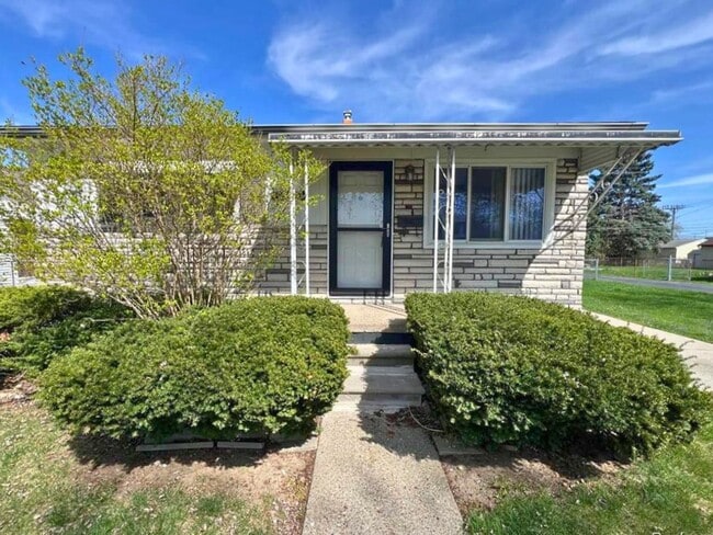 Building Photo - Beautiful 3-Bedroom Home with Large Fenced Backyard
