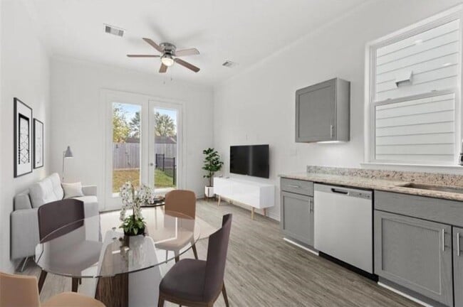 Photo - 3249 Real St