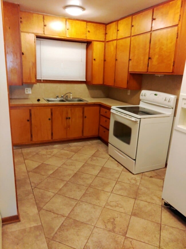 Building Photo - 208 Miami St Rental