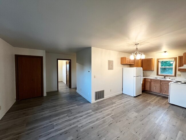 Building Photo - 425 King Olav Ln Unit # 1