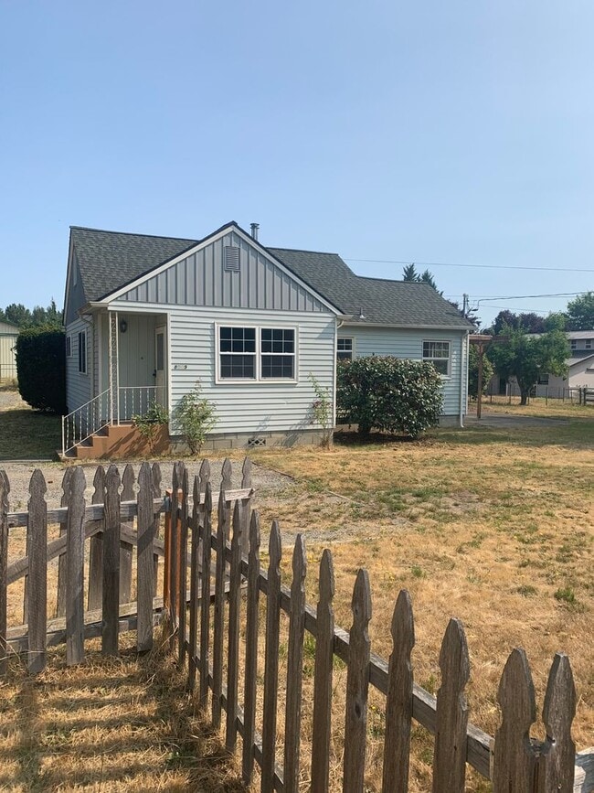 Building Photo - Country charmer!