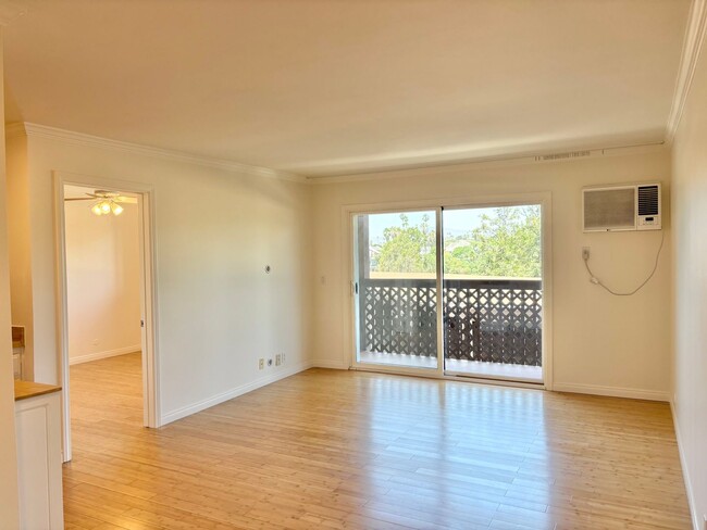 Building Photo - Bright and Spacious Quiet Corner 2 Bed/ 2 Bath with Private Balcony, Views, In Unit 102