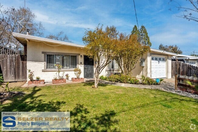 Building Photo - Nicely updated 3 bd. home within walking d...