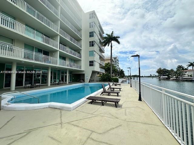 Building Photo - 9500 W Bay Harbor Dr Unit 4H
