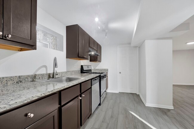 Photo - 1914 W Henderson St