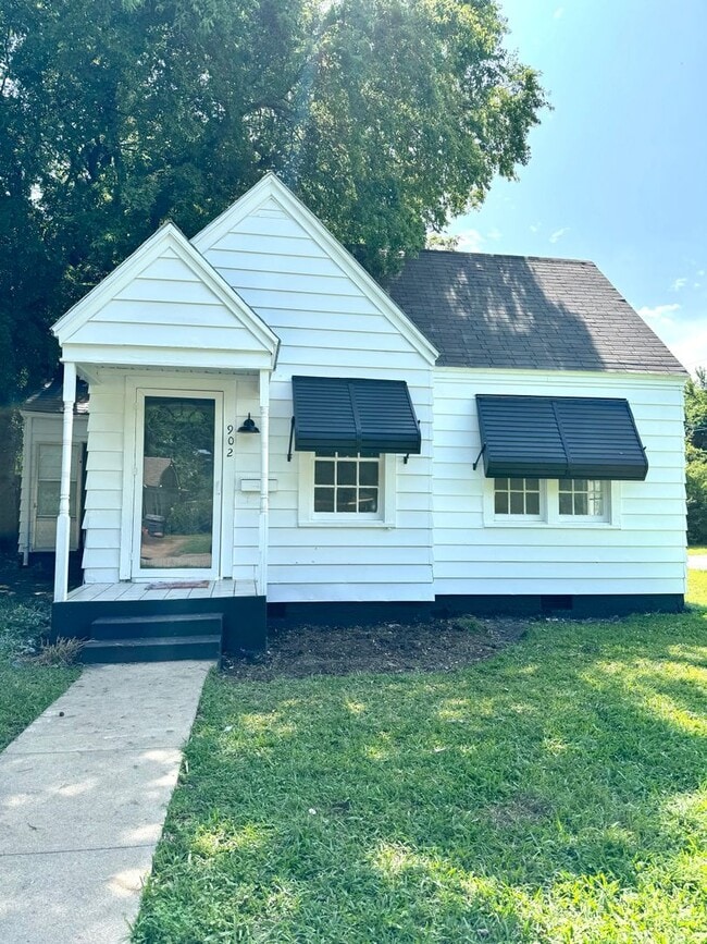 Building Photo - 2 Bedroom 1 Bath with Hardwoods for Rent