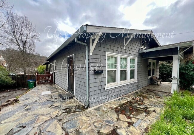 Building Photo - Cozy Downtown 2 Bedroom Bungalow in the He... Rental
