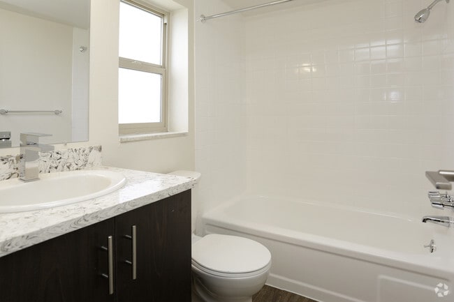 2BR, 2BA - 966 SF - The Windermere