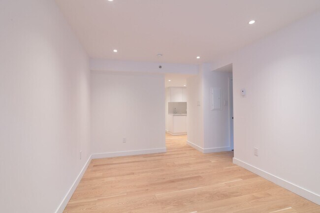 Building Photo - 3455 Rue Aylmer Unit 209