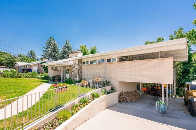 Photo - 450 E Mill St S