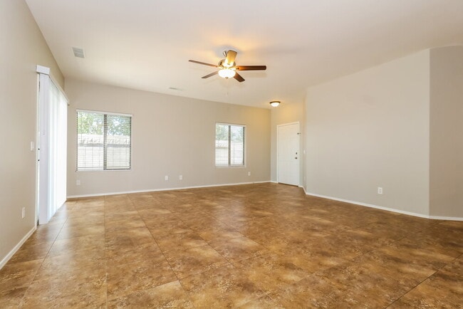 Photo - 505 W Del Rio Ln