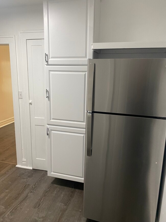 566 Lincoln Ave Unit 2