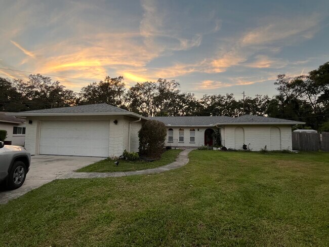 Front - 635 Queens Cir