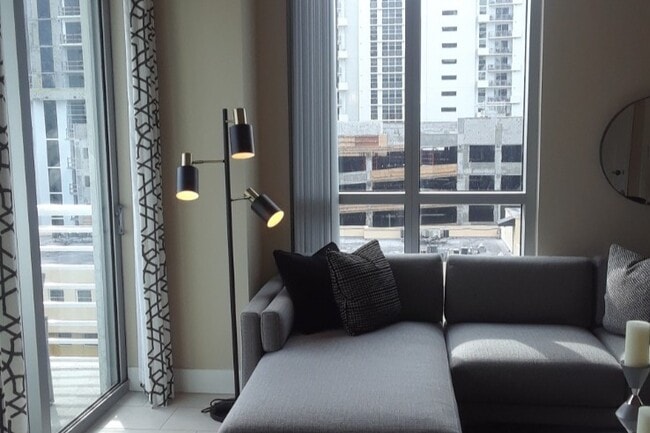 253 NE 2nd St Unit 1607