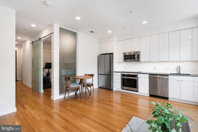 Building Photo - 435 R St NW Unit 205