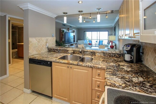 Photo - 4720 NE Sandpebble Trce Unit 403
