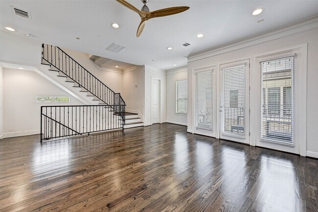 Photo - 744 W 24th St