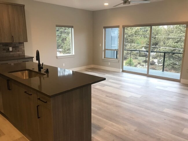 Building Photo - Pet Friendly Three Bedroom in Central Loca...