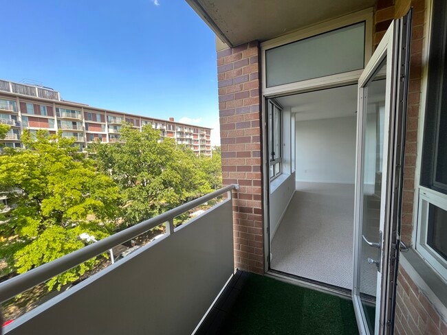 Building Photo - 350 G St SW Unit 504N