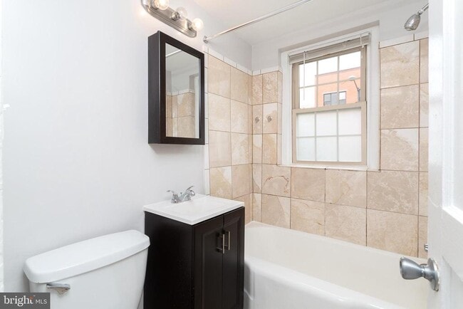 Building Photo - 2415 Ontario Rd NW Unit 102
