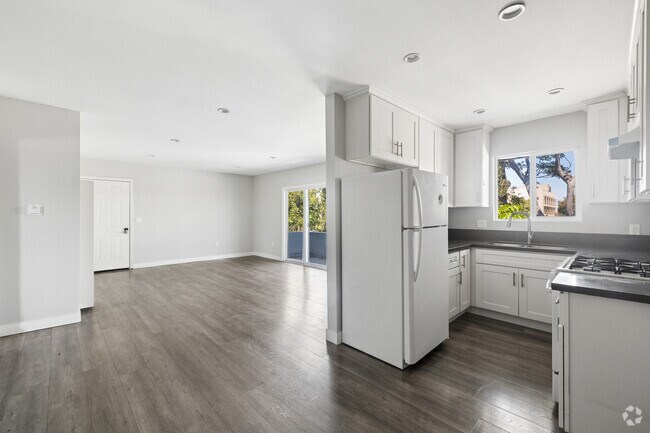 2BR, 1BA - 900SF - Kitchen