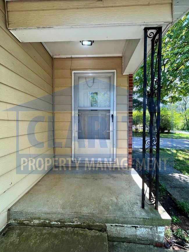 Photo - 260 Royal Dr NW