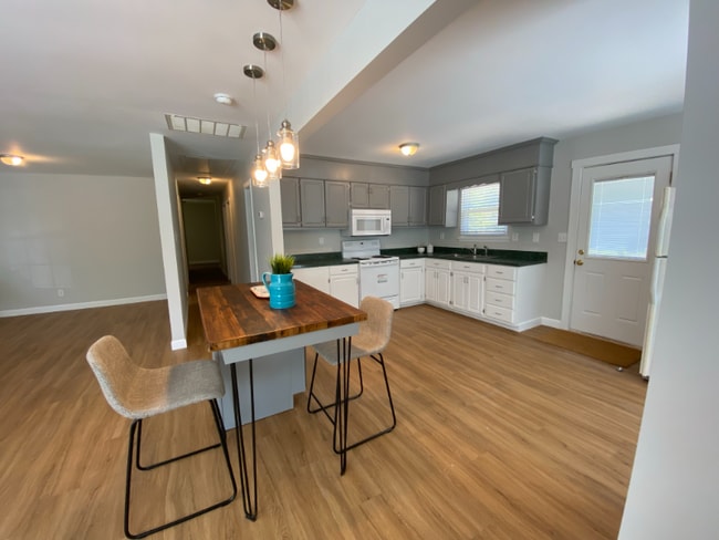 Photo - 220 Archdale Dr