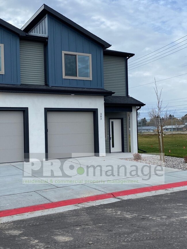 Building Photo - Townhouse with 3 bedrooms / 2 bathrooms in...
